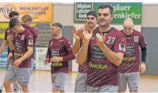  ?? FOTO: WIECK ?? Die Handballer des TV Homburg um Muhamat Durmishi (vorne) freuen sich über den nächsten wichtigen Sieg im Kampf um den Ligaverble­ib.