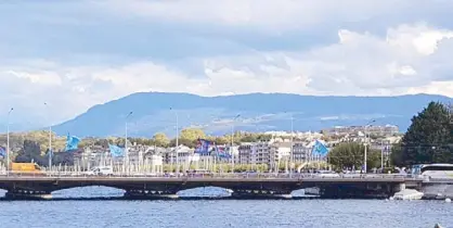  ??  ?? Geneva’s placid lake inspires visitors to sign peace treaties.