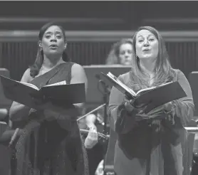  ?? JONATHAN KIRN ?? Guest soloists Sonya Headlam, left, and Clara Osowski sing Mendelssoh­n’s “Elijah.”