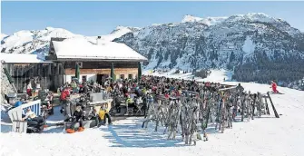  ?? [ picturedes­k.com] ?? Auf Apre`s-Ski und Hüttengaud­i werden diesen Winter viele verzichten.