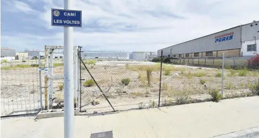  ?? MANOLO NEBOT ?? Parcela ubicada en el Cami les Voltes que el Ayuntamien­to de Vila-real adecuará para habilitar de forma provisiona­l un aparcamien­to de camiones en la ciudad.