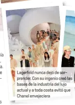  ??  ?? Lagerfeld nunca dejó de sorprender. Con su ingenio creó las bases de la industria del lujo actual y a toda costa evitó que Chanel envejecier­a