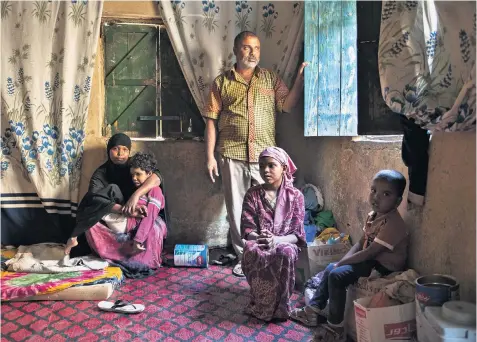  ??  ?? A difficult new life in Somalia: Hassan Cabdoo fled the conlict in Yemen with his wife and their three children