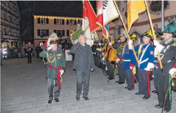  ?? SZ-FOTO: KHB ?? Bürgerwehr-Kommandant Walter Stützle und Bürgermeis­ter Michael Lohner schreiten die Front ab.