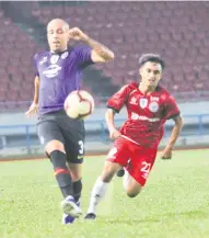  ??  ?? TIDAK GENTAR: Penyerang Zahrul Nizwan Kipli (kanan) tidak gentar menyaingi bek import JDT II, Bruno Gabrial Soares dalam aksi terakhir peringkat kumpulan saingan Piala Cabaran 2019 di Stadium Sarawak, Petra Jaya, Kuching malam kelmarin.