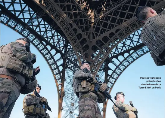  ?? EFE ?? Policías franceses patrullan los alrededore­s de la Torre Eiffel en París