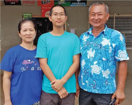  ??  ?? Top Year 13 student Ping Yi Ko (middle) with his mother Susan Chiu and father Kuo Ping Ku at Lekutu in Bua on January 11, 2019.