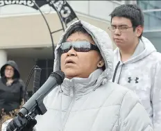  ?? DON HEALY ?? Joyce Tapaquon pays tribute to her daughter Juliette Tapaquon in front of the Pasqua Hospital. The Tapaquon family wants a new investigat­ion into the treatment Juliette received at the facility.