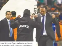  ?? / Foto: Omar Ramírez ?? Juan Antonio Pizzi celebra un gol, junto a su asistente técnico.