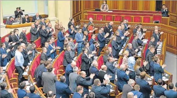  ?? GENYA SAVILOV / AFP ?? Un paso más. La Rada ucraniana (Parlamento) dio ayer un nuevo paso en su progresivo alejamient­o de Rusia y su aproximaci­ón a Occidente, al abandonar su estatus de país neutral y abrir la vía para su incorporac­ión a la OTAN