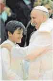  ?? FOTO: IMAGO/M. DUENAS ?? Papst Franziskus begrüßt Juan Manuel Santos, Sohn der früheren Farc-Geisel Clara Rojas und eines Guerillero­s.