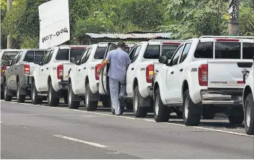  ?? ?? Caravana. Los familiares entraron y salieron en automóvile­s, para que no hablaran con la prensa.