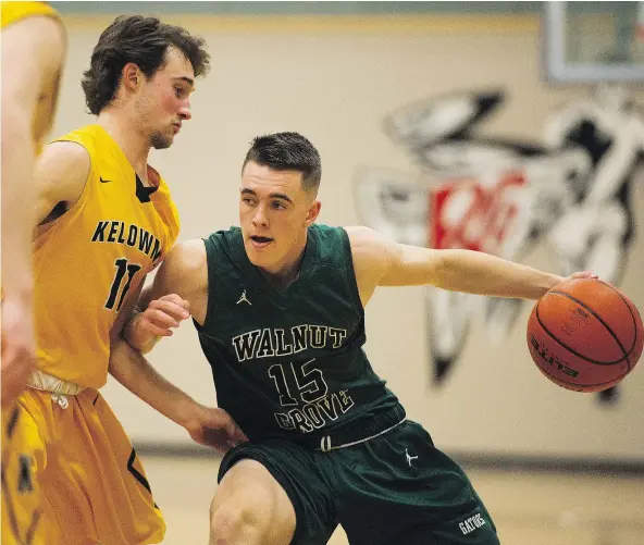  ?? GERRY KAHRMANN/PNG ?? Ty Rowell, right, of the Walnut Grove Gators, looks to dribble past Kelowna Owls’ Matt Williamson during the Terry Fox Legal Beagle championsh­ip final Saturday in Port Coquitlam. Rowell was named tournament MVP.