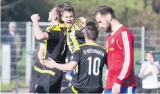  ?? FOTO: FISCHER ?? Niederweni­gern feiert den Last-Minute-Sieg – Erhan Mutlu (rechts) kann es nicht fassen.