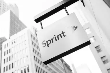  ??  ?? DISH Network ofreció pagar $17,300 millones en efectivo y otros $8,200 millones en acciones para comprar a Sprint.