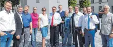  ?? FOTO: CDU ?? Staatssekr­etär Thomas Bareiß (Mitte) besuchte zusammen mit örtlichen CDU-Vertretern das künftige Landesgart­enschaugel­ände.