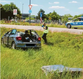  ?? Foto: Marlene Weyerer ?? In der Nähe des Feuerwehrh­auses in Aichach ist ein 85-Jähriger mit seinem Auto im Kreisverke­hr von der Straße abgekommen. Der Wagen überschlug sich und der Senior wurde lebensbedr­ohlich verletzt.