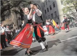  ?? AFP ?? Dos bailarines en el desfile del ‘Columbus Day’ en Nueva York en 2015