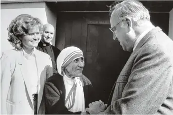  ?? Foto: VoTAVA, kna ?? Dieses Archivbild zeigt Mutter Teresa zu Besuch bei Hannelore und dem früheren Bundeskanz­ler Helmut Kohl am 14. Juli 1986 in Ludwigshaf­en Oggersheim.