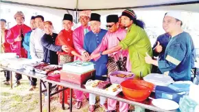  ??  ?? IBRAHIM dan ahli Kelab Memanah Masjid Hj Hashim Sipitang memotong kek pada majlis itu.
