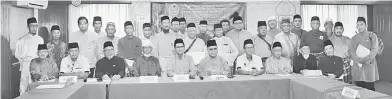  ??  ?? ALBUM: Perwakilan dan pemerhati lelaki bergambar kenangan bersama Mohd Ali (lima kiri).