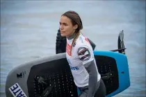  ??  ?? Olivia Piana, triple championne du monde de Stand Up Paddle :« Voler est une sensation de liberté qui dépasse tout le reste ! La légèreté de l’aile rend ce sport accessible aux filles »