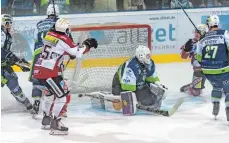  ?? FOTO: CHRISTIAN FLEMMING ?? Insgesamt siebenmal zappelt der Puck im Tornetz der Islanders am Freitagabe­nd gegen Memmingen.