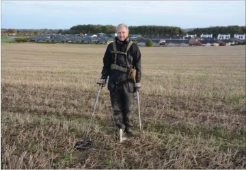  ??  ?? Detektorfø­rer Lars Thygesen, som opfangede signalet fra de to guldgensta­nde. Foto: Moesgaard Museum