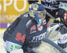  ?? FOTO: DIREVI ?? SERC-Goalie Marco Wölfl muss am Freitag in Iserlohn den Puck fünf Mal aus seinem Tor holen.