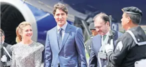  ??  ?? Justin Trudeau, primer ministro de Canadá, y su esposa Sophie Grégorie fueron recibidos por el canciller Luis Videgaray en el Hangar Presidenci­al.