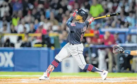  ?? Tonito.zayas@gfrmedia.com ?? Francisco Lindor observa la trayectori­a de su jonrón por el predio derecho con el que los Indios asumieron ventaja de 2-0 en la quinta.