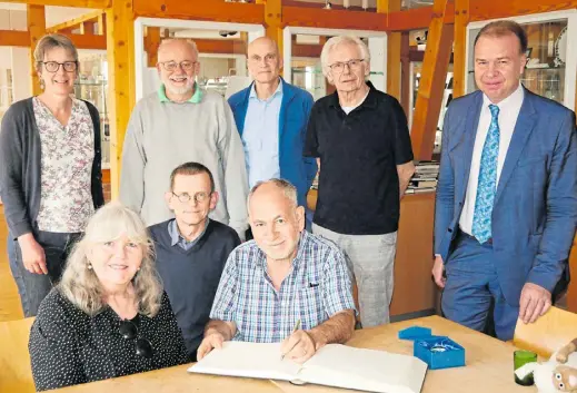  ?? Foto: Klaus Karenfeld ?? Mary und Robert Edelmann beim Eintrag ins Goldene Buch der Stadt Bad Lippspring­e. Mit im Bild sind Mitglieder des Heimatvere­ins und der Stolperste­in-initiative (v. l.) Gerda Werth, Wolfgang Dzieran, Martin Krewet, Joachim Hanewinkel, Christian Starre und Bürgermeis­ter Ulrich Lange.