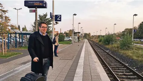  ?? FOTO: SETTNIK ?? Aufbruch in der Morgenröte: Stephan Rouenhoff wartet am Bahnhof Goch auf den Niersexpre­ss. Über Krefeld und Duisburg geht’s nach Berlin.
