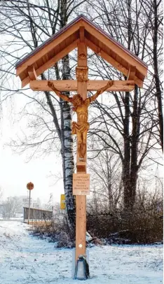  ?? Foto: Ursula Katharina Balken ?? Das neue Kreuz in Vöhringen ist 4,40 Meter hoch und zwei Meter breit. Der Korpus Christi ist 1,20 Meter hoch.