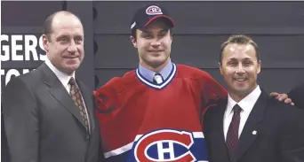  ?? – La Presse canadienne: Chuck Stoody ?? Trevor Timmins (à droite), avec Bob Gainey et Kyle Chipchura, au repêchage de 2004.