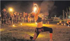  ?? FOTOS: SIMON SCHNEIDER ?? Ancalima begeistert­e das Publikum in Tuttlingen mit einer spektakulä­ren Feuershow.