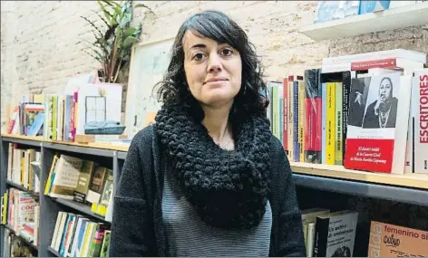  ?? ANGELA SILVA ?? Anna Monreal en la librería La Impossible de Barcelona, donde se presentó su novela Tristany
