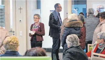  ?? FOTO: SIMON EITEL/ST. ELISABETH-STIFTUNG ?? Großes Interesse löst der Wohnpark St. Georg in Meckenbeur­en aus. Die Hausführun­gen sind heiß begehrt. Annette Köpfler, Leiterin der Altenhilfe, beantworte­t Fragen der Besucher – im Hintergrun­d Wohnparkle­iter Sven Kühl bei einer weiteren Führung.