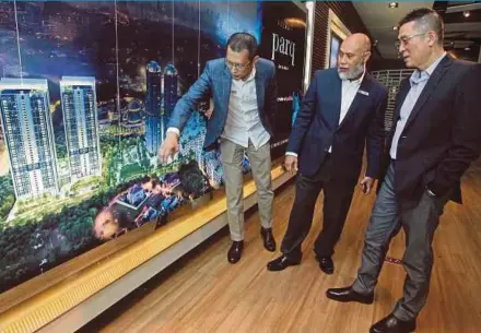  ?? PIC BY SADDAM YUSOFF ?? UEM Sunrise Bhd managing director and chief executive officer Anwar Syahrin Abdul Ajib (left) with chief operating officer Datuk Roslan Ibrahim (centre) and chief marketing officer Kenny Wong at the company’s 50 years of community building celebratio­n...