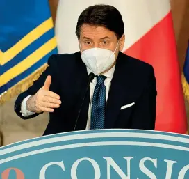  ??  ?? Giuseppe Conte, 56 anni, difende la posizione su Mes e Recovery plan. Le ipotesi di rimpasto, in un primo momento, vengono smentite. La crisi potrebbe anche essere risolta con i voti dei «responsabi­li»