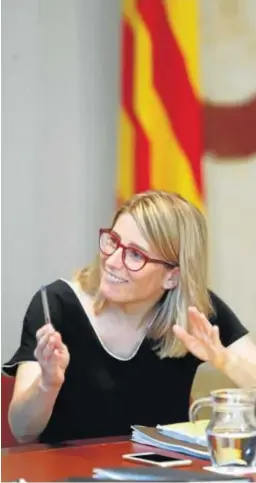  ?? TONI ALBIR / EFE ?? RESPALDO A PUIGDEMONT. La portavoz del Govern, Elsa Artadi, consideró ayer que si el ex president Carles Puigdemont fuera extraditad­o sólo por malversaci­ón y quedara en libertad con cargos, se “abriría la posibilida­d” de investirlo como jefe del Ejecutivo catalán.