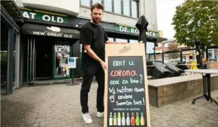  ?? FOTO DIRK KERSTENS ?? Ook in café Great Old, in de schaduw van het Bosuilstad­ion, is het stil. “Ik had het beste jaar ooit kunnen draaien, maar dat zie ik nu allemaal door de neus geboord”, zegt zaakvoerde­r Thomas Meersman.