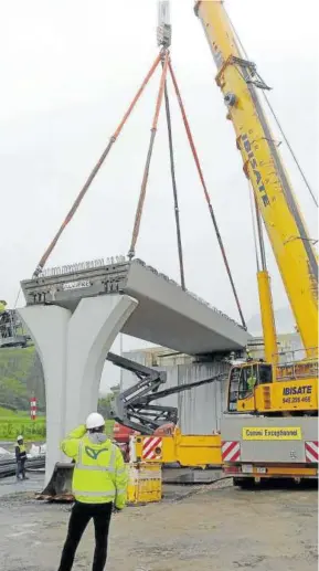  ?? ?? Trabajo de colocación de las vigas en el nuevo puente.