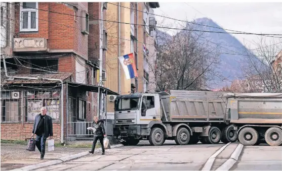  ?? FOTO: ARMEND NIMANI/AFP ?? In Mitrovica im Norden des Kosovo wurden am Mittwoch neue Straßenspe­rren errichtet.