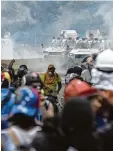  ?? Foto: afp ?? Die Polizei fuhr mit Panzerwage­n in die Menge der Demonstran­ten.