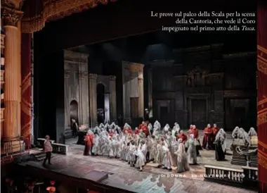  ??  ?? Le prove sul palco della Scala per la scena della Cantoria, che vede il Coro impegnato nel primo atto della Tosca.