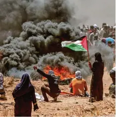  ?? Foto: Mahmud Hams, afp ?? Schwere Unruhen mit dutzenden Toten und hunderten Verletzten prägten den Tag an der Gaza Grenze.