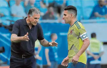  ?? EFE ?? Carlos Queiroz da órdenes a Falcao García, jugador que nuevamente se vestirá de amarillo para representa­r a Colombia en Eliminator­ias.