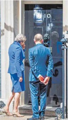  ?? FOTO: AFP ?? Premiermin­isterin Theresa May – hier mit Ehemann Philip – hält trotz der neuen Mehrheitsv­erhältniss­e an der Regierungs­bildung fest – und am Brexit.