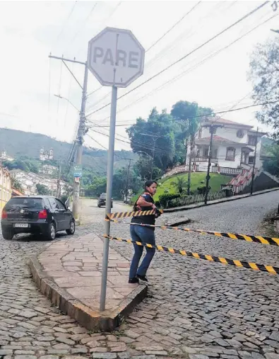  ?? ACERVO PESSOAL ?? Paloma identifico­u sinais de que haveria deslizamen­to assim que chegou ao morro e isolou a área